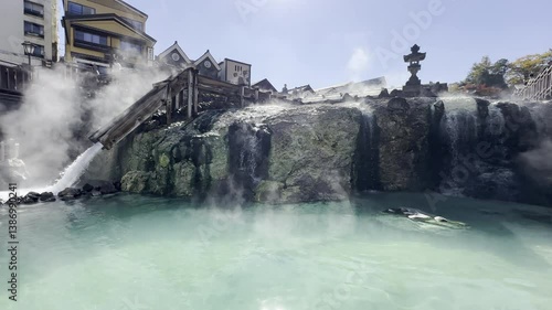 草津温泉・湯畑の湯滝と江戸時代から立つ石燈篭の広角風景