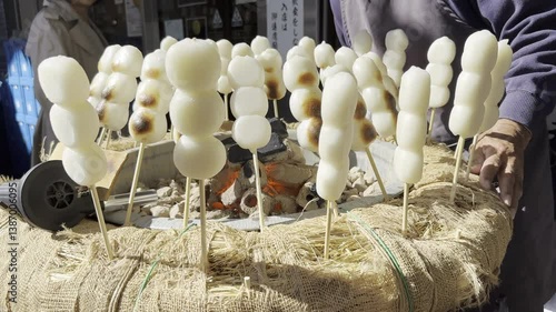 草津温泉の名物・炭火焼きだんご