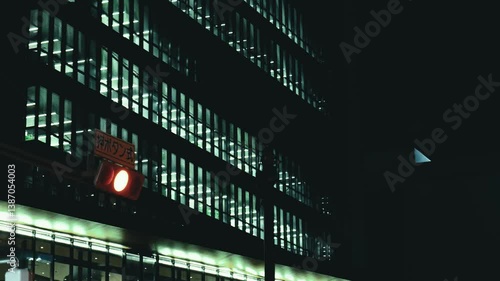 オフィスビルの外観,夜の風景,ビジネスの印象