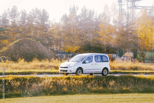 Obraz na płótnie Small freight van in outdoor landscape w salonie