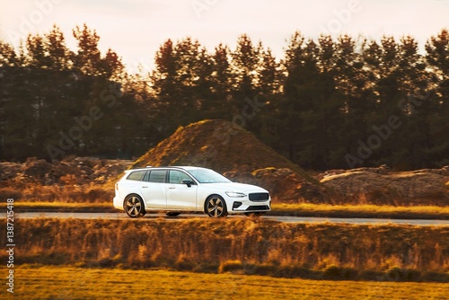 Obraz na płótnie Scenic countryside with white sleek sports wagon w salonie