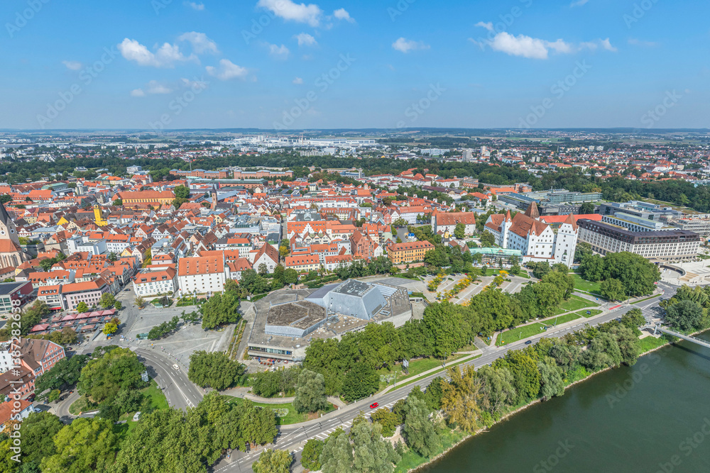 Sommerlicher Blick auf Ingolstadt an der Donau im nördlichen Oberbayern