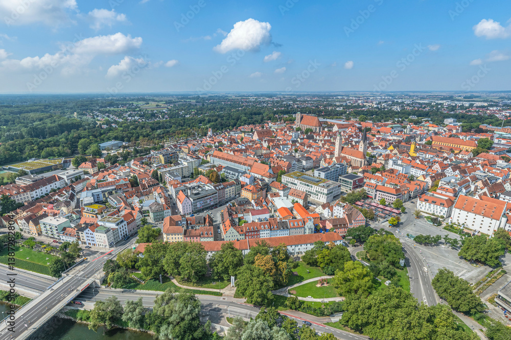 Sommerlicher Blick auf Ingolstadt an der Donau im nördlichen Oberbayern