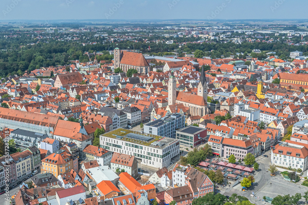Die oberbayerische Großstadt Ingolstadt rund um die Donau aus der Vogelperspektive