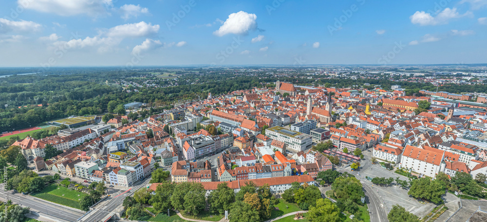Die oberbayerische Großstadt Ingolstadt rund um die Donau aus der Vogelperspektive