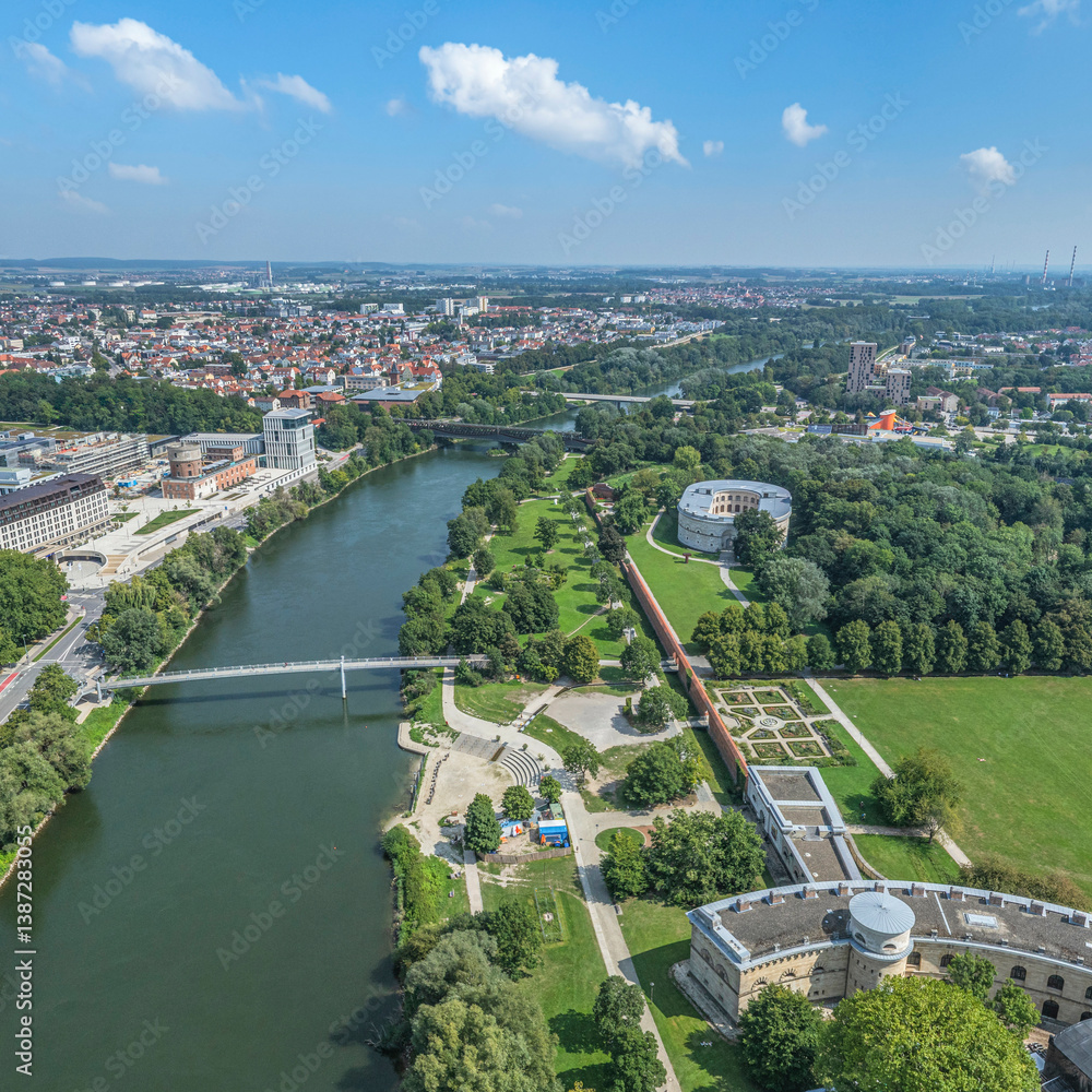 Sommerlicher Blick auf Ingolstadt an der Donau im nördlichen Oberbayern
