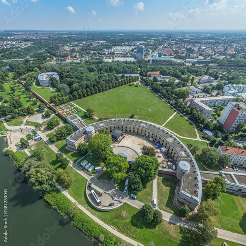 Obraz na płótnie Die oberbayerische Großstadt Ingolstadt rund um die Donau aus der Vogelperspektive w salonie