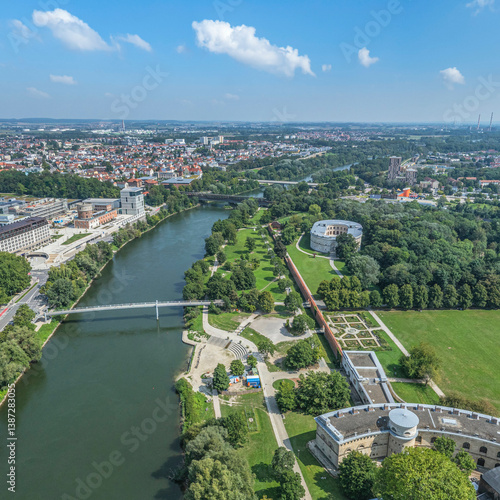 Sommerlicher Blick auf Ingolstadt an der Donau im nördlichen Oberbayern