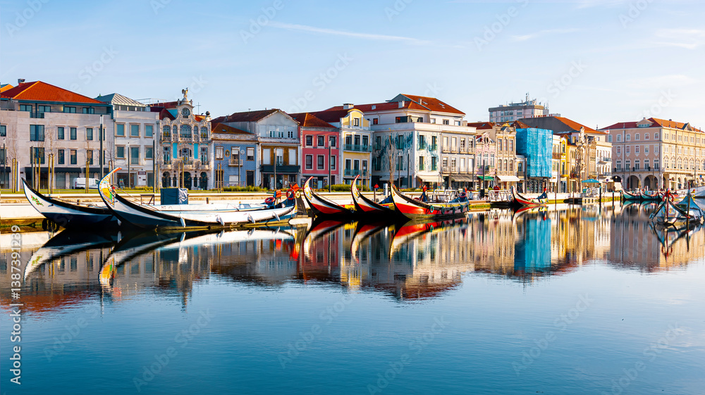 Fototapeta premium Barcos moliceiros na ria de Aveiro 