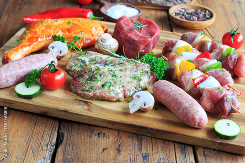 Würstchen, Steaks und mariniertes Fleisch für eine Grillparty