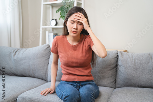 Fotografía Young Asian females feeling dizzy after standing too fast, have symptoms of low