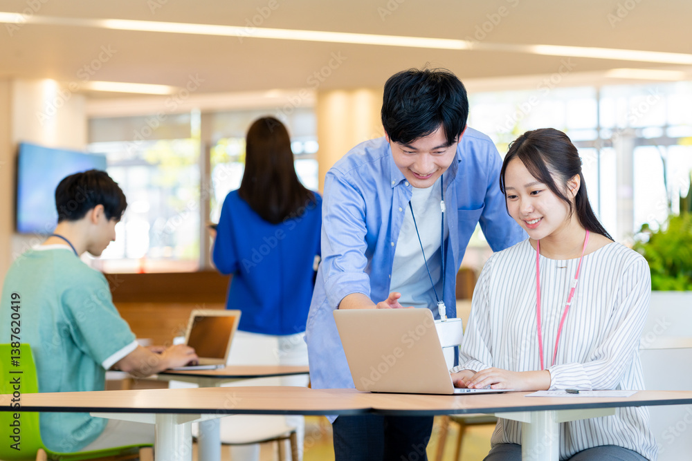 オフィスで働く若いエンジニアのスタッフ 撮影協力:学校法人電波学園 東京電子専門学校 オフィスで働く若いエンジニアのスタッフ 撮影協力:学校法人電波学園 東京電子専門学校