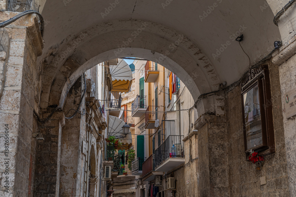 Ruelle pittoresque étroite dans le quartier de Bari Vecchia, à Bari, dans les Pouilles, Italie