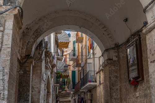 Obraz na płótnie Ruelle pittoresque étroite dans le quartier de Bari Vecchia, à Bari, dans les Pouilles, Italie w salonie