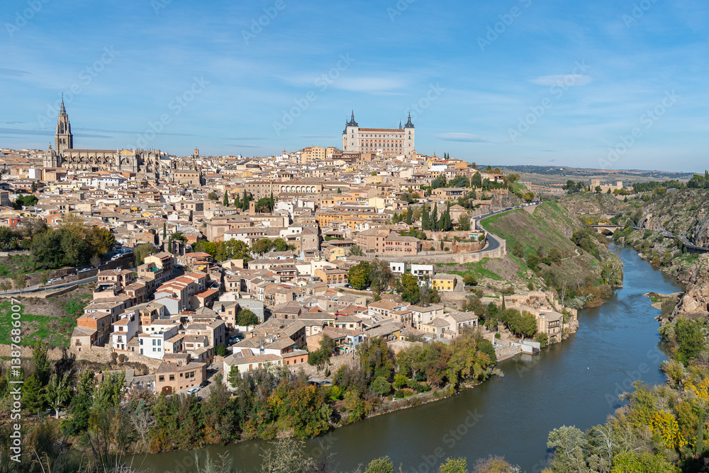 Obraz premium Panoramic View of Toledo, Spain on a Clear Day