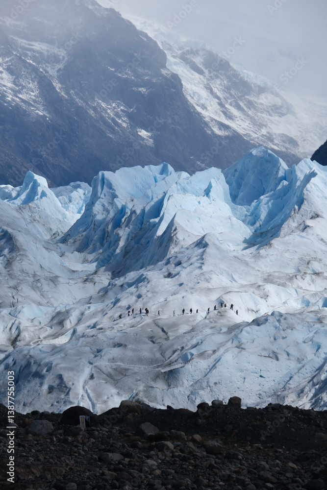 Obraz premium Perito moreno glacier with hikers and mountains 