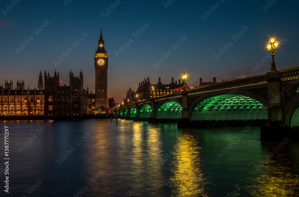 Obraz premium A long exposure of the Big Ben tower and the Palace of Westminster during a colorful sunset