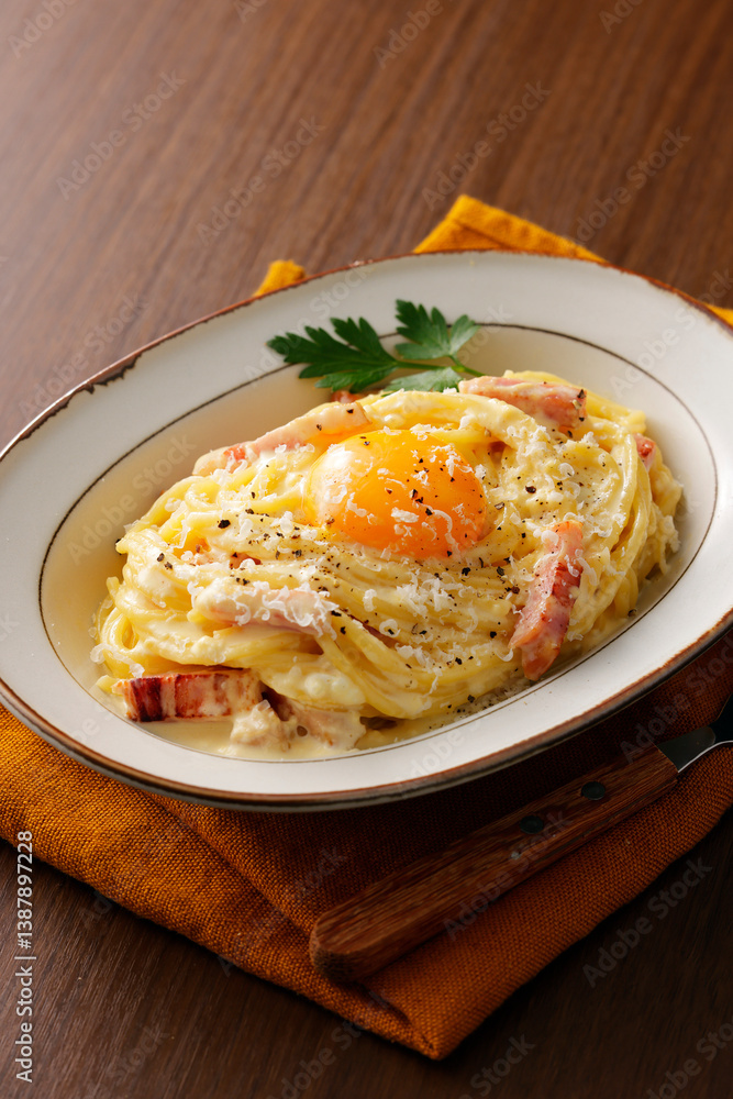 卵黄を乗せたスパゲッティカルボナーラ Spaghetti Carbonara with a Rich Egg Yolk on Top 卵黄を乗せたスパゲッティカルボナーラ Spaghetti Carbonara with a Rich Egg Yolk on Top