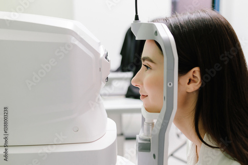 Obraz na płótnie Examination of eyes of patient using optical coherence tomograph