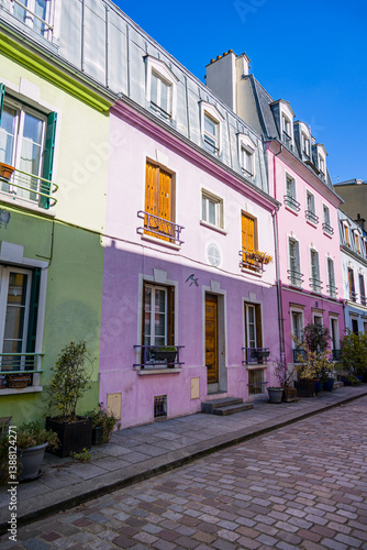 Obraz na płótnie La rue de Crémieux , rue la plus colorée de Paris en France w salonie