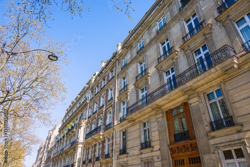 Obraz na płótnie Dans les rues de Paris capitale de la France w salonie