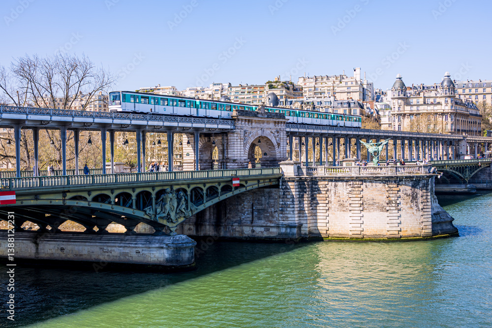 Fototapeta premium Le pont de Bir-Hakeim au dessus de la Seine à Paris en France