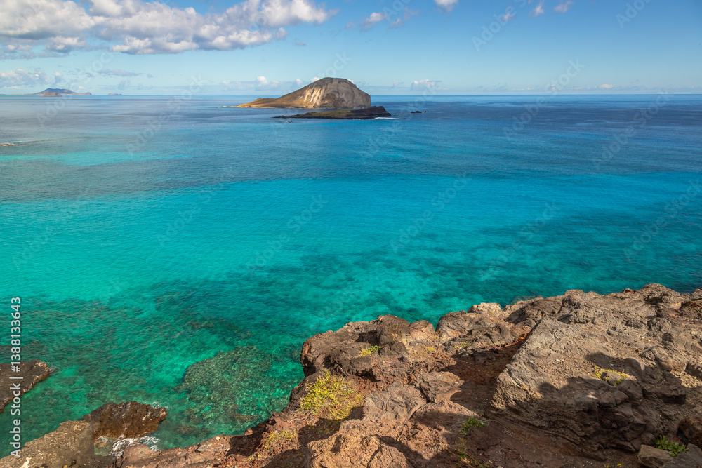 Fototapeta premium Beautiful View from Makapu Lookout with Makapuu Beach, Kaohikaipu Island and Manana Island, being both of the islands Seabird Sanctuaries, Hawaii