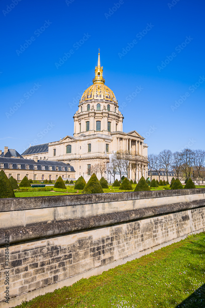 L'Hôtel des Invalides et son dôme couvert d'or à Paris en France
