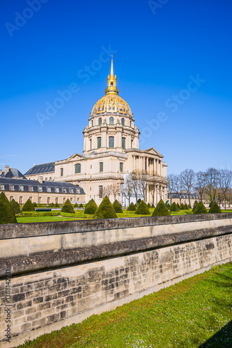 Obraz na płótnie L'Hôtel des Invalides et son dôme couvert d'or à Paris en France w salonie