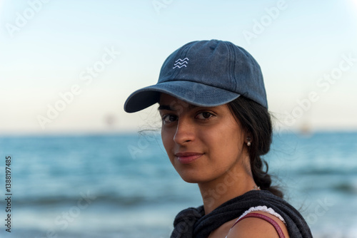 mujer modelo española con gorra en la playa 21 años 2024 Spanish model woman wearing a cap on the beach, 21 years old