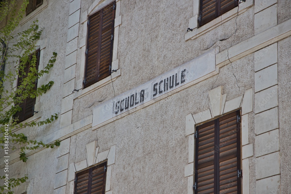 Obraz premium Scuola elementare vecchia edificio schule