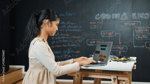 Foto Highschool girl writing code or engineering prompt while attend in STEM technology class