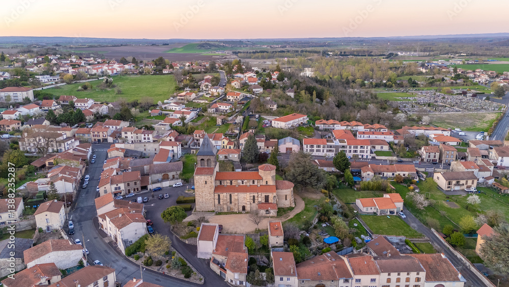 Fototapeta premium Paysage aérien de la ville de Pont-du-Chateau et de l'Allier en Auvergne France au coucher de soleil