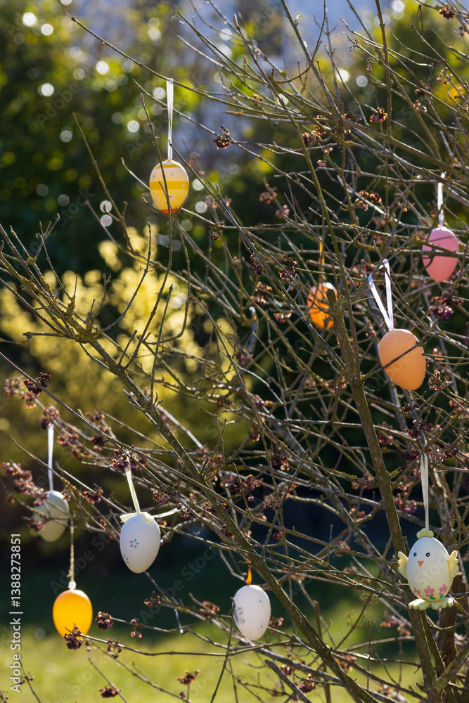 Osterdekoration, Ostereier am Strauch im Frühling zu Ostern.