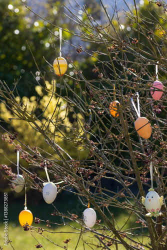 Obraz na płótnie Osterdekoration, Ostereier am Strauch im Frühling zu Ostern. w salonie