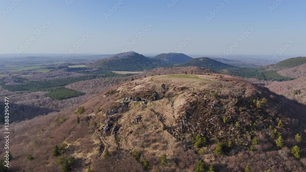 Vue aérienne des Grottes de Cliersou au Puy-de-Dôme dans les montagnes et les volcans d'Auvergne Vue aérienne des Grottes de Cliersou au Puy-de-Dôme dans les montagnes et les volcans d'Auvergne