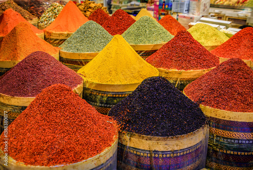 Obraz na płótnie Orange paprika and colorful spices at a vibrant bazaar market, Istanbul, Turkey w salonie