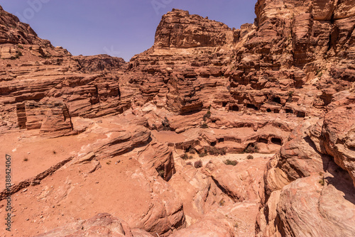 Foto Wadi musa canyon in the ancient city Petra, Jordan