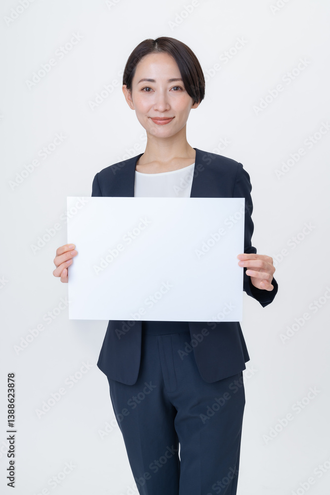 メッセージカードを持つ女性 メッセージカードを持つ女性