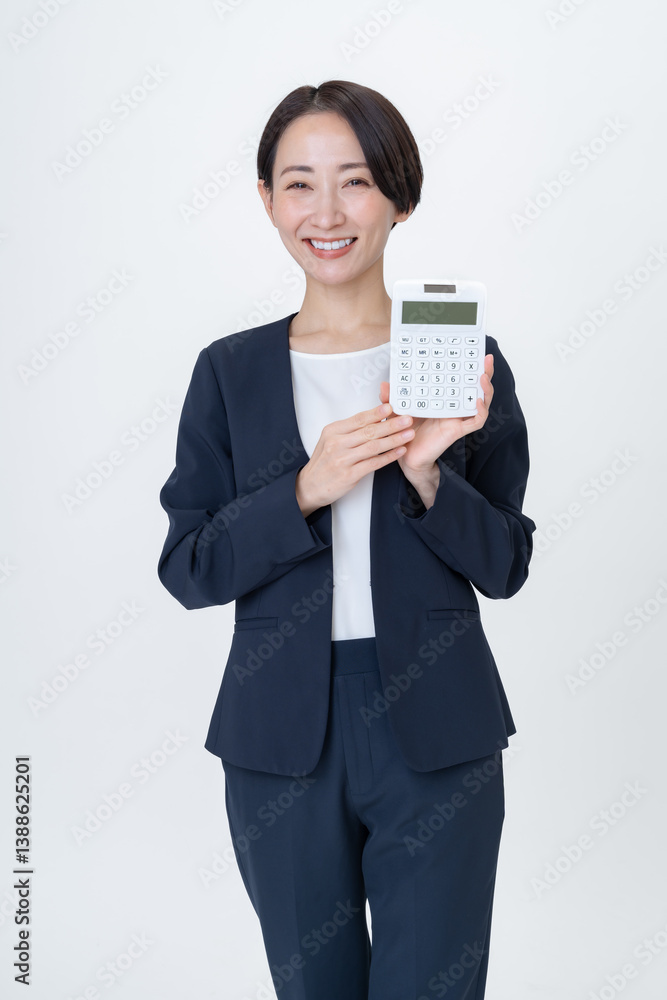 電卓を持つ女性