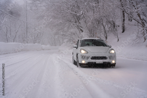 冬の雪の中を走る車