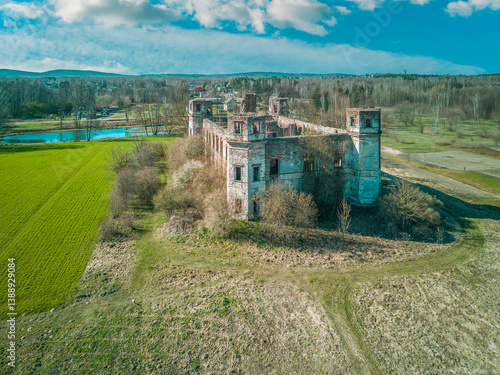 Obraz na płótnie Ruins of Tarlow Palace in Podzamcze Piekoszowskie, Poland. w salonie