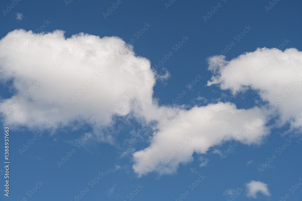 nuage isolé et ciel bleu nuage isolé et ciel bleu