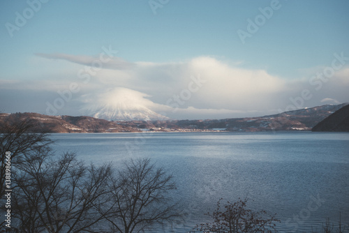 Wallpaper Mural Japon - Lac Toya - Toyako Onsen 2 Torontodigital.ca