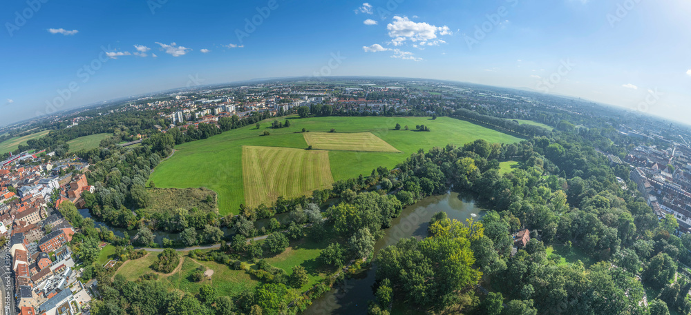 Spätsommerlicher Ausblick auf die mittelfränkische Großstadt Fürth rund um den Stadtpark