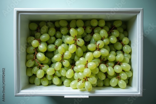 Obraz na płótnie Fresh green grapes in white box w salonie