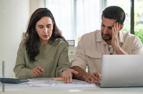 Konstfotografi Couple facing overdue bills and financial pressure at home, stressed by inflatio