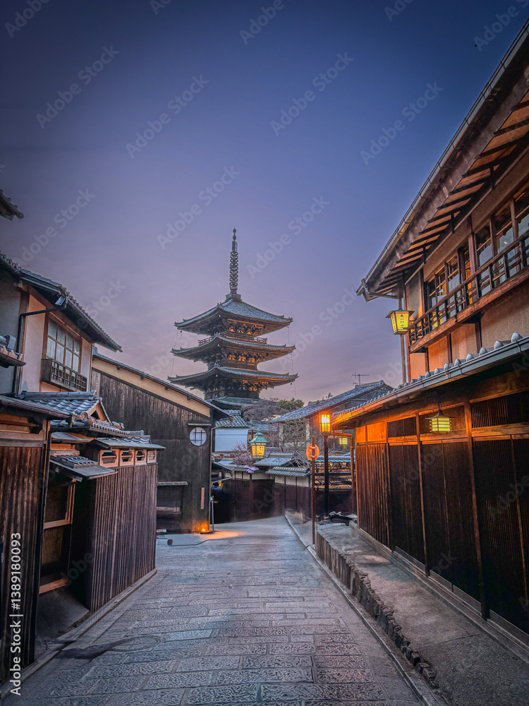 Obraz premium Traditional lantern-lit street at night in Kyoto, Japan