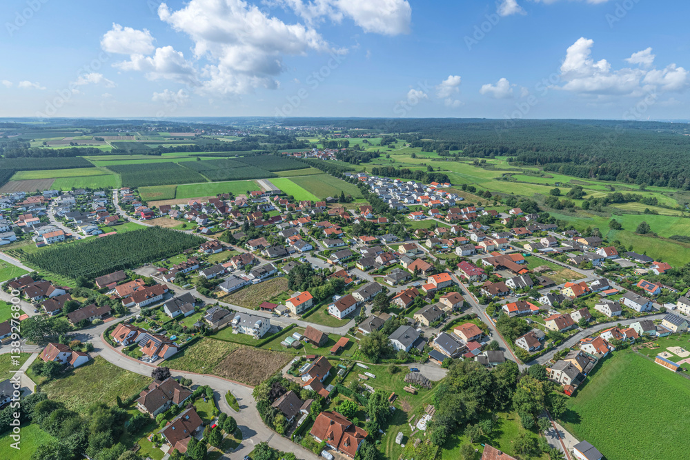 Die Marktgemeinde Siegenburg im niederbayerischen Kreis Kelheim von oben