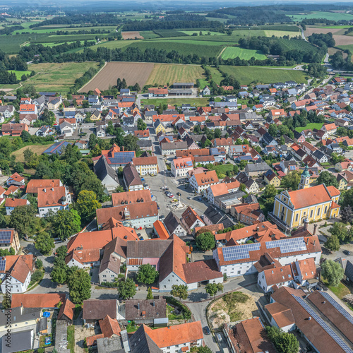 Obraz na płótnie Sommerlicher Blick auf Siegenburg an der Abens in der Hallertau w salonie